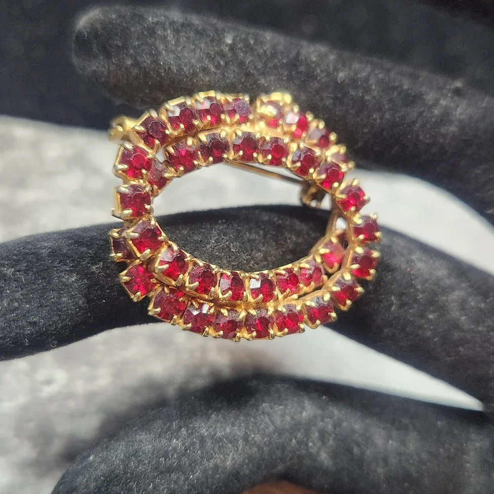 Vintage Ruby Red Rhinestone Oval Wreath Brooch Gold Tone Double Row Pin